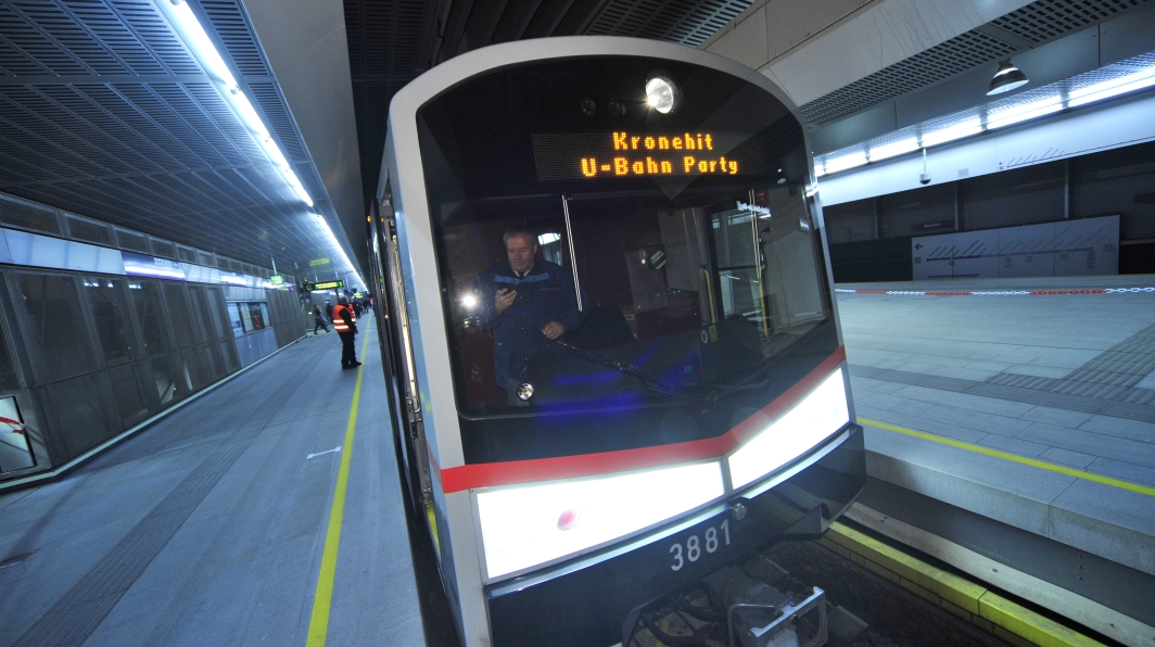 Die weltweit erste U-Bahn Party ging in der Nacht vom 4. auf den 5. November 2011 in einem V-Zug auf der Linie U2 zwischen den Stationen Stadion und Karlsplatz über die Bühne. 750 junge Partygäste waren begeistert.