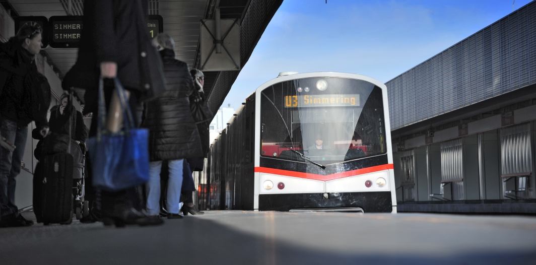 V-Zug der Linie U3 in der Station Ottakring.