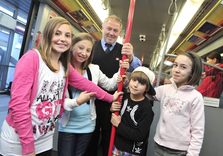 Der Sicherheitstag der Wiener Linien mit unterschiedlichen Themen bei der Station Stadion.Kinder in einem abgestellten V-Zug mit einem Mitarbeiter der Wiener Linien.