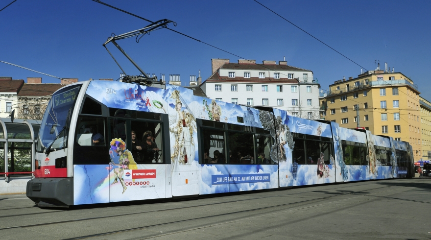 Eine eigens zum Life Ball gestaltete Strassenbahn des Typs ULF verkehrt seit heute.