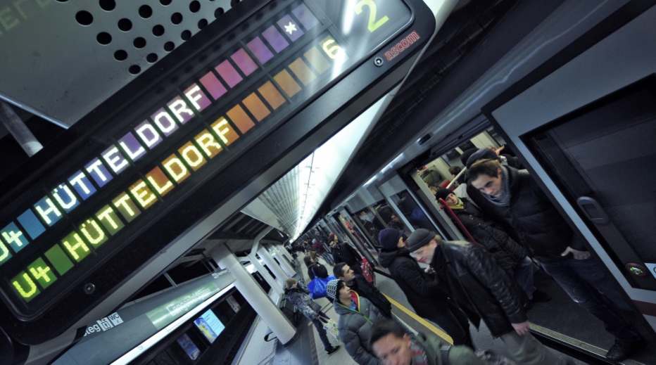 U-Bahn Zug der Linie U4 in Fahrtrichtung Hütteldorf beim Halt in der Station Längenfeldgasse.