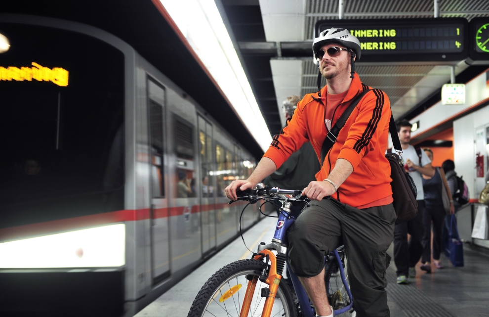 Fahrgast mit Rad am Bahnsteig der U-Bahn.