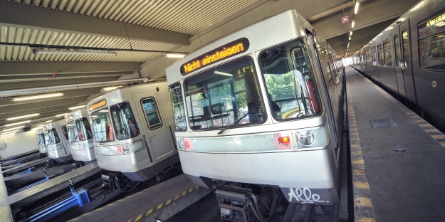 U-Bahn Züge vom Typ Silberpfeil in der Remise.