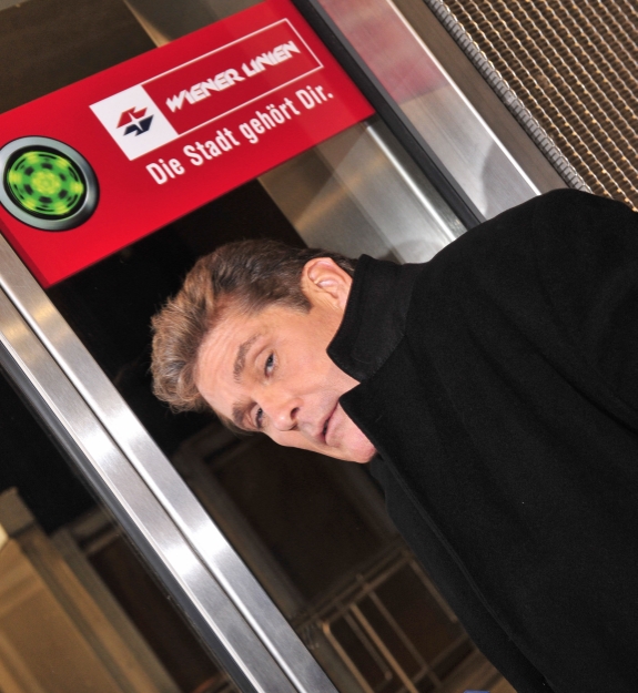 'Nightrider' David Hasselhoff präsentiert seine neue CD in einem V-Zug der Wiener U-Bahn.