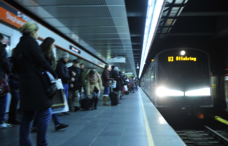 U-Bahn Zug der Linie U3 in Fahrtrichtung Ottakring bei der Einfahrt in die Station Stephansplatz.