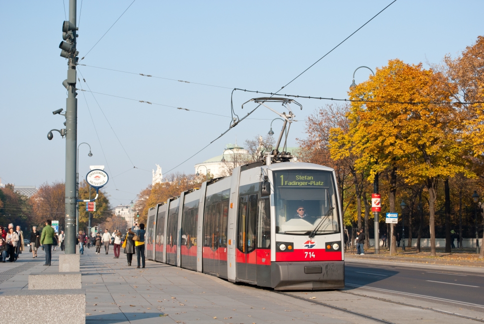 Linie 1 Mit Zug der Type B1 am Ring vor dem Parlament