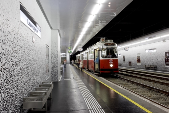 Straßenbahn auf der Linie 62 in der Ustrab-Station Laurenzgasse.