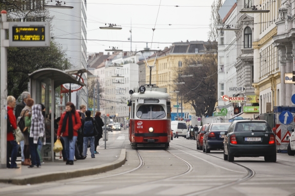 Straßenbahn der Linie 5 in der Spitalgasse.