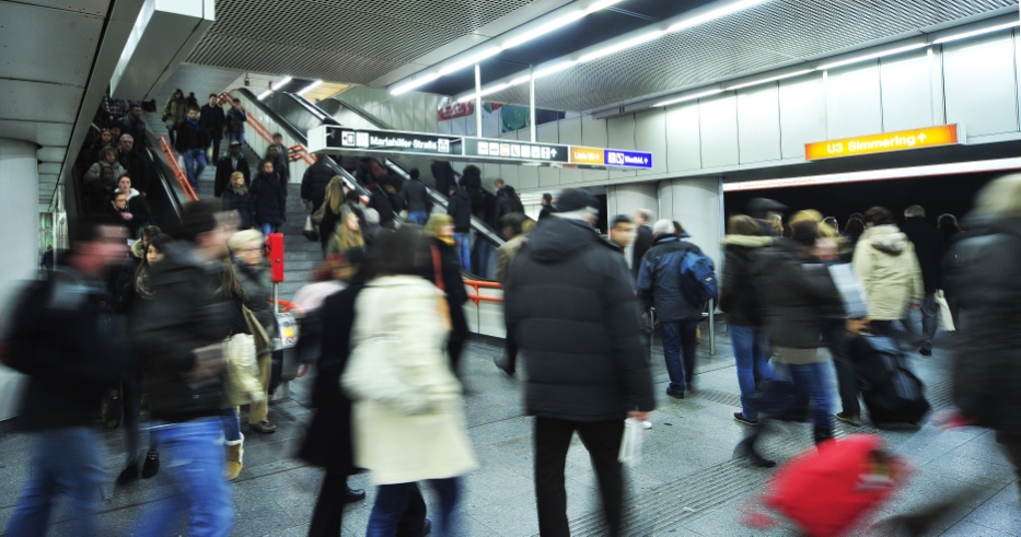 Station Westbahnhof, Fahrgäste am Weg von der U3 Richtung U6 bzw. Ausgang.