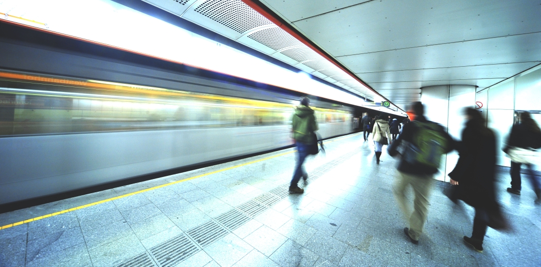 U-Bahn Zug der Linie U3 in Fahrtrichtung Simmering bei der Einfahrt in die Station Westbahnhof.