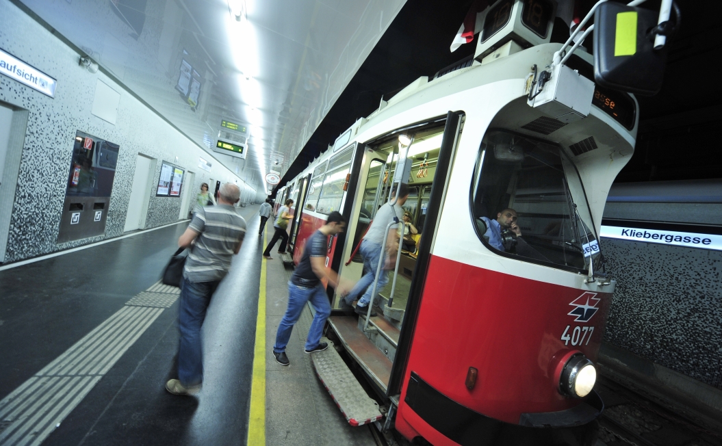 Straßenbahn der Linie 18 in der Station Kliebergasse.