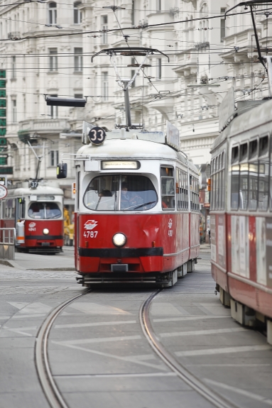 Straßenbahn der Linie 33.