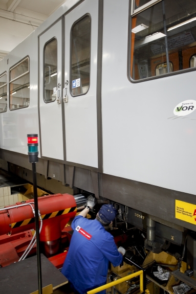 Wartungsarbeiten an einem U-Bahn-Wagen am Bahnhof Erdberg.