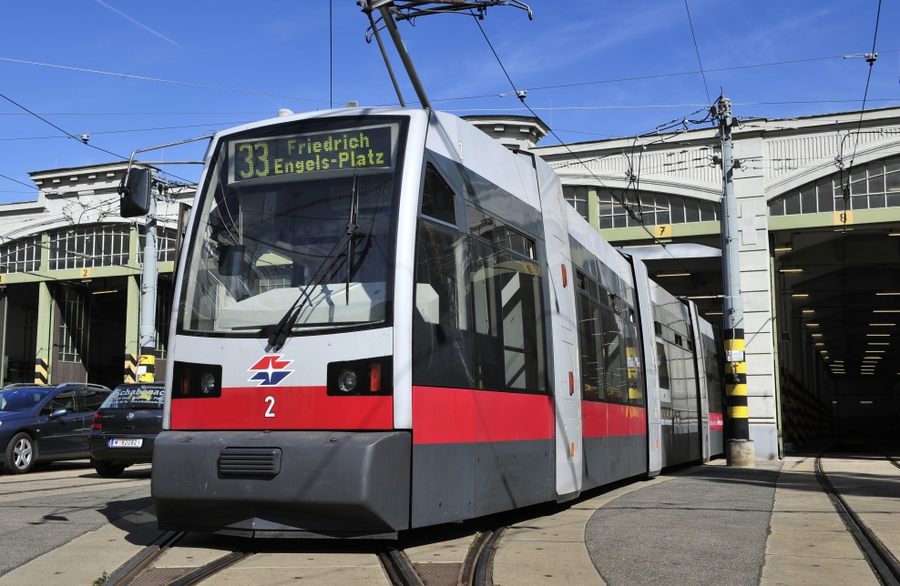 Straßenbahn des Typs ULF, die seit Schulbeginn 2011 auf der Linie 33 verkehren.