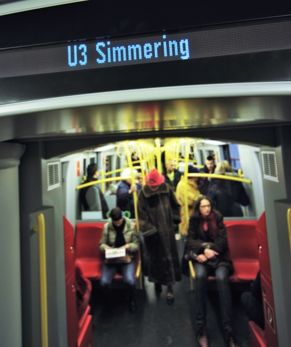 Anzeige der Richtung und Endstatio in einem U-Bahn Zug der Linie U3 in Fahrtrichtung Simmering.