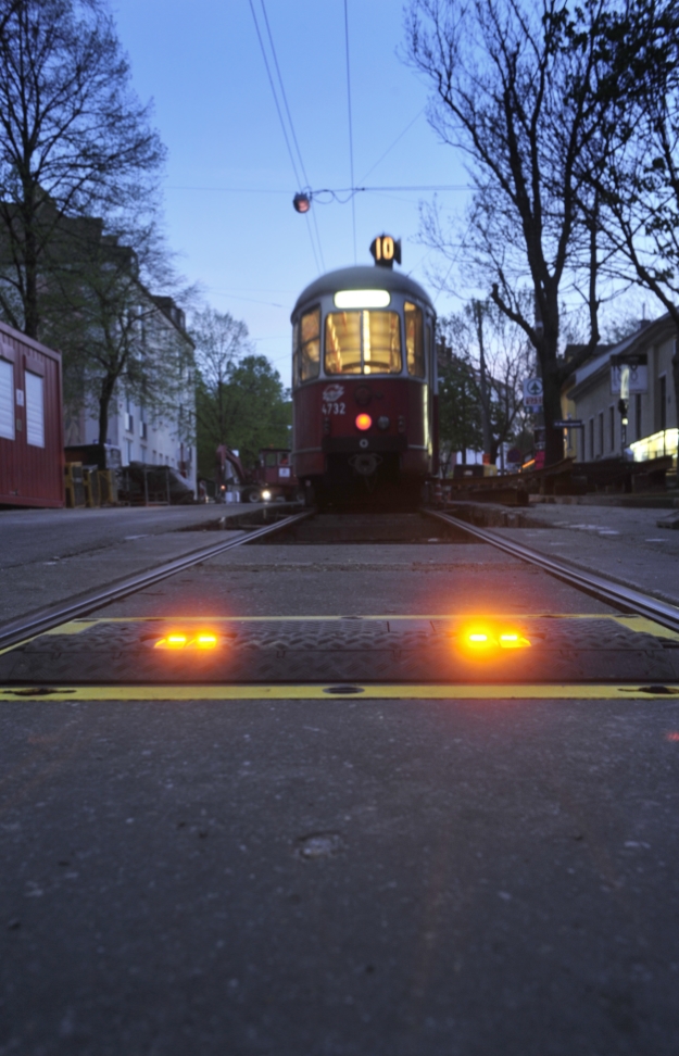 Zur Sicherung des Baustellenbereichs in der Güpferlingsstraße im 17. Wiener Gemeindebezirk `kommen erstmals sogenannte 'Lane-Lights zum Einsatz.