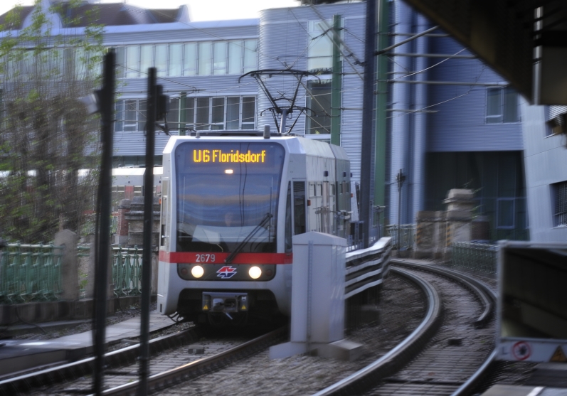 U-Bahn Zug der Linie U6 bei der Einfahrt in die Station Spittelau.