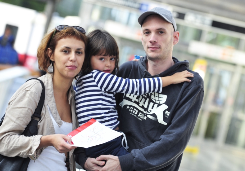 Mutter und Vater mit Kind im Bereich der Station Westbahnhof.