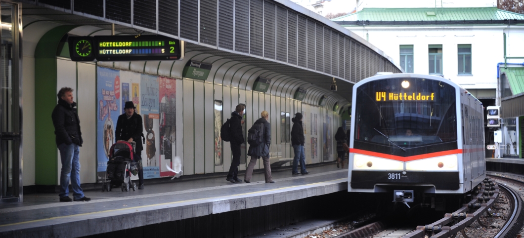 U-Bahn Zug der Linie U4 in Fahrtrichtung Hütteldorf bei der Einfahrt in die Station Pilgramgasse.