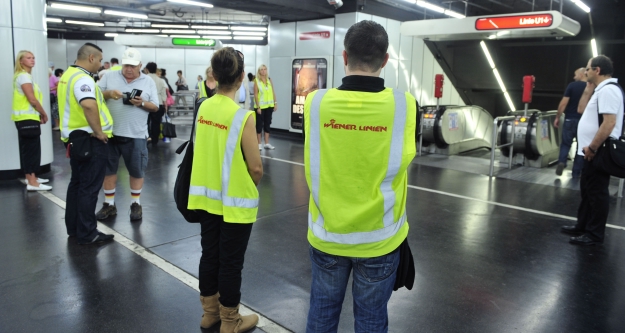 Fahrscheinkontrolle in der Station Schwedenplatz.