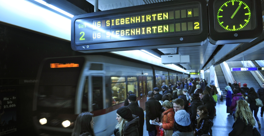 U-Bahn Zug der Linie U6 bei der Einfahrt in die Station Westbahnhof.