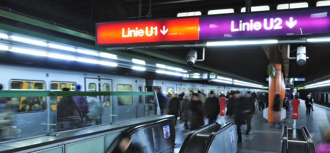 U-Bahn Zug der Linie U4 beim Halt in der Station Karlsplatz.