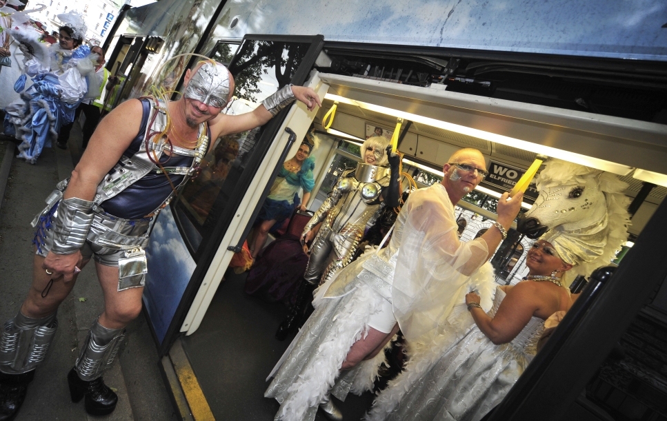 Mit einer eigens für den Life Ball 2011 gestalteten Straßenbahn des Typs ULF werden auch heuer wieder illustre Gäste über die Ringsstrasse zum Rathaus chauffiert.