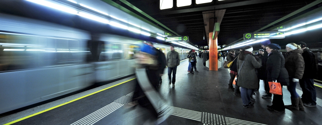 U-Bahn Zug der Linie U4 bei der Abfahrt aus der Station Karlsplatz.
