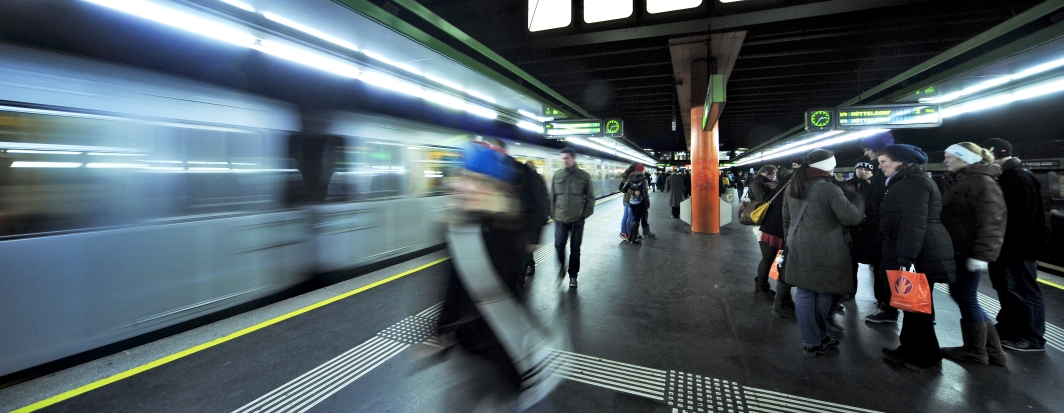 U-Bahn Zug der Linie U4 bei der Abfahrt aus der Station Karlsplatz.