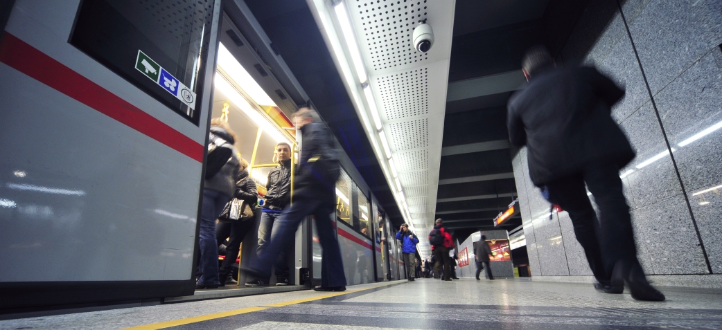 U-Bahn Zug der Linie U3 in Fahrtrichtung Ottakring beim Halt Station Volkstheater.