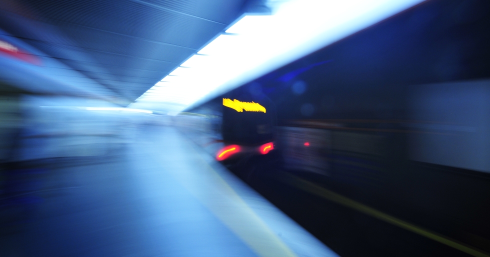 U-Bahn Zug der Linie U3 in Fahrtrichtung Simmering bei der Abfahrt aus der Station Stephansplatz.