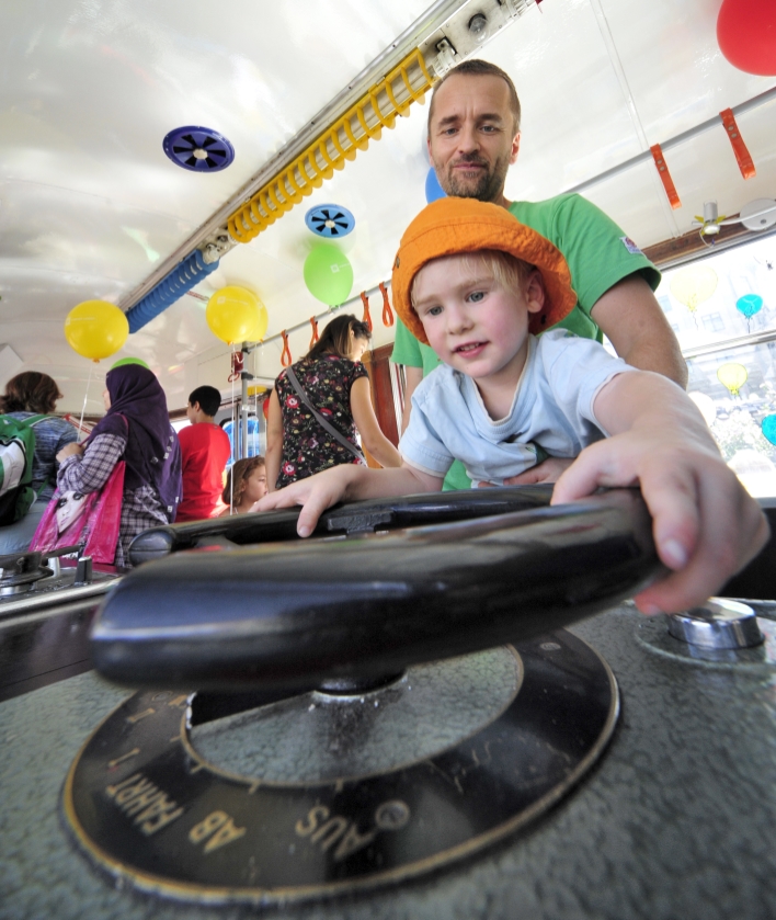 Das Straßenbahnmuseum in der Erdbergstraße stand heuer ganz im Zeichen des Tramwaytages. Das Museum mit seinen rund 100 Originalfahrzeugen feiert heuer sein 25 jähriges Bestehen und war heute Schauplatz für alle Öffi-Liebhaber und Interessierte. Rund 7500 BesucherInnen waren am 27. Tramwaytag - im weltgrößten Straßenbahnmuseum dabei.