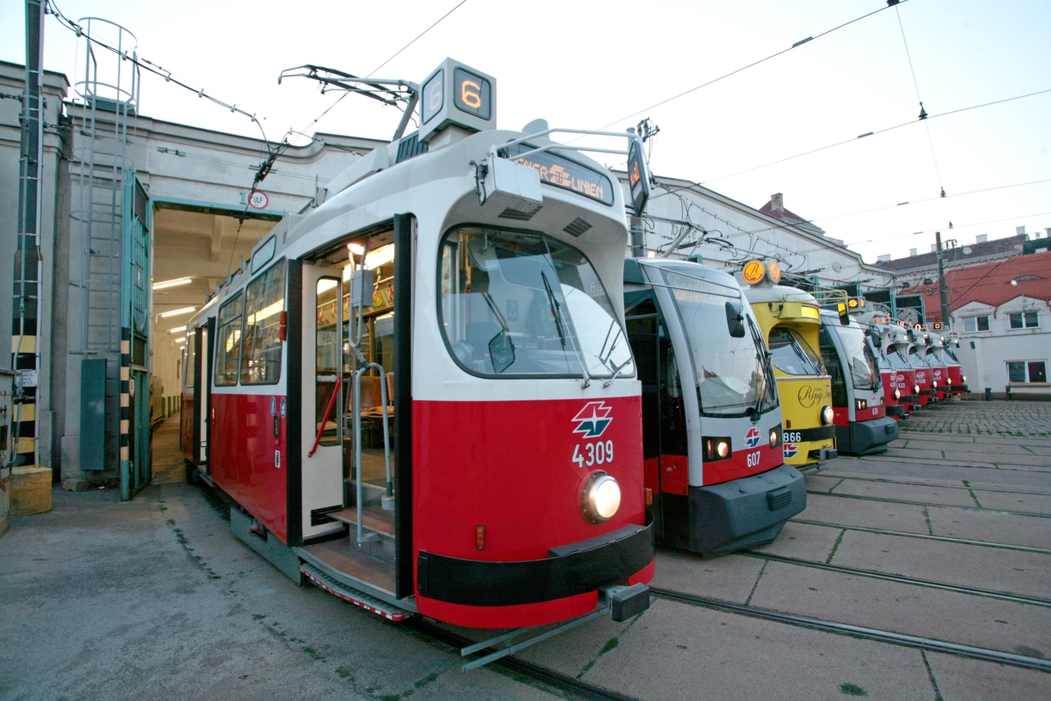 Abendaufnahme Bhf Favoriten mit allen Typen der Wr.Linien  E1, E2, B (Ulf) und RingTram Juni 2011