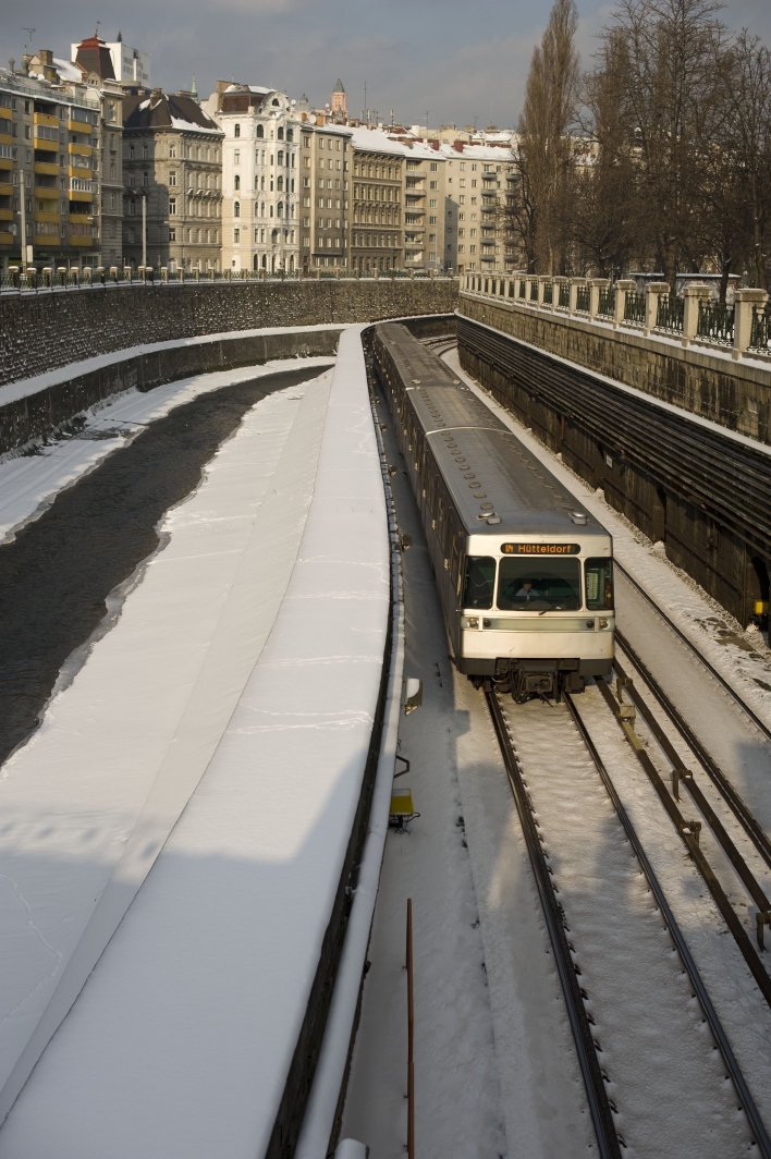 Silberpfeil auf der U4 entlang des Wientals im Winter.