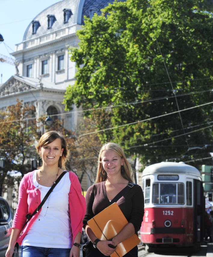 Studentinnen mit Straßenbahn im Bereich Schottentor / Universität.