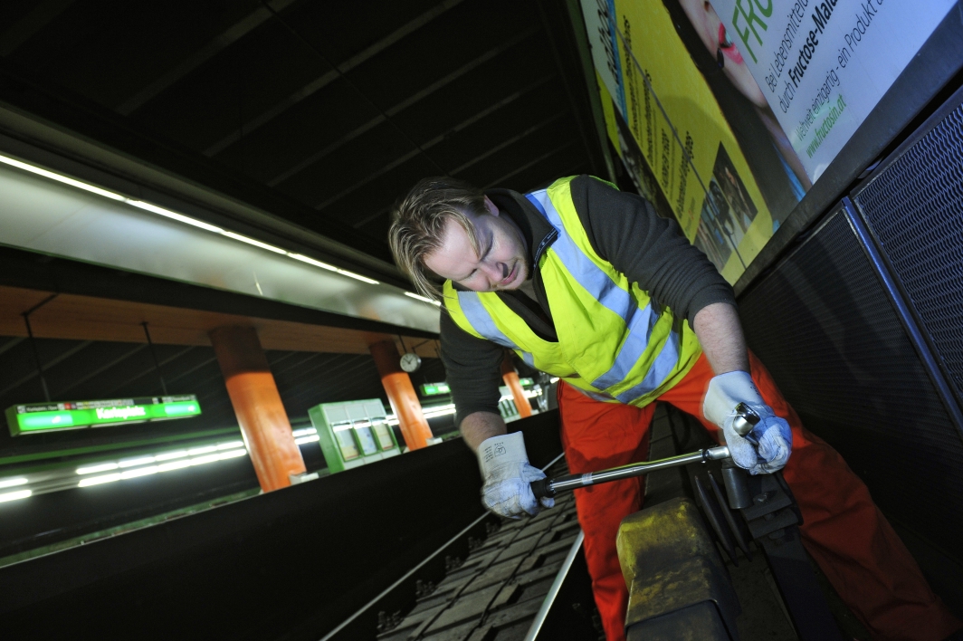 Nächtliche Wartungsarbeiten der Wiener Linien entlang der Strecke der U4.