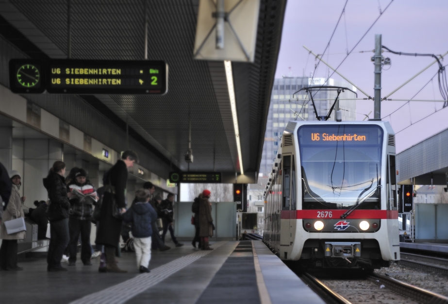 U-Bahn Zug der Linie U6 bei der Einfahrt in die Station Spittelau.