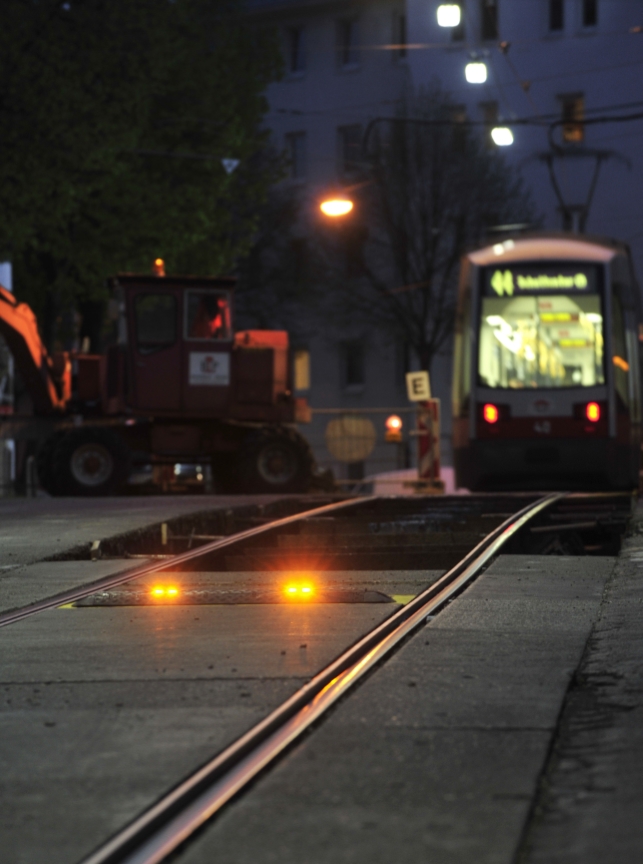 Zur Sicherung des Baustellenbereichs in der Güpferlingsstraße im 17. Wiener Gemeindebezirk `kommen erstmals sogenannte 'Lane-Lights zum Einsatz.