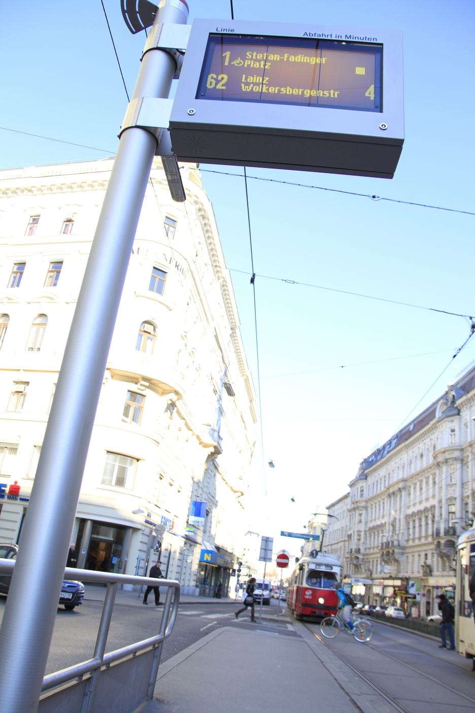 Station Paulanergasse Neue Haltestellenanzeige für die Linien1 und 62 im Hintergrund ein Ulf der Linie 1