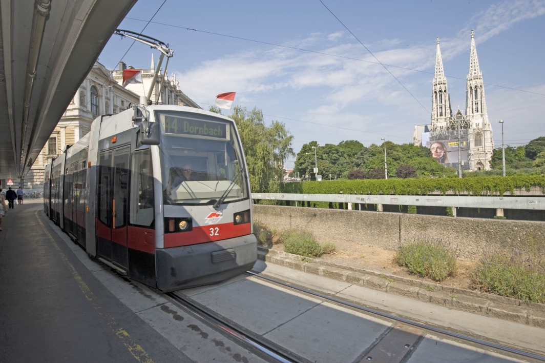 Straßenbahn der Linie 44 in den Endstelle am Schottentor.