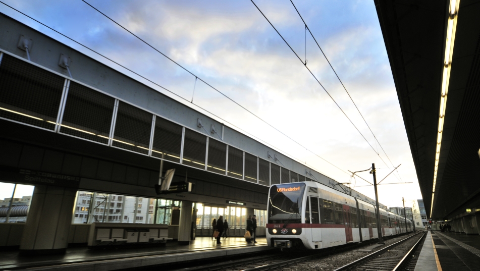 U-Bahn Zug der Linie U6 bei der Einfahrt in die Station Spittelau.