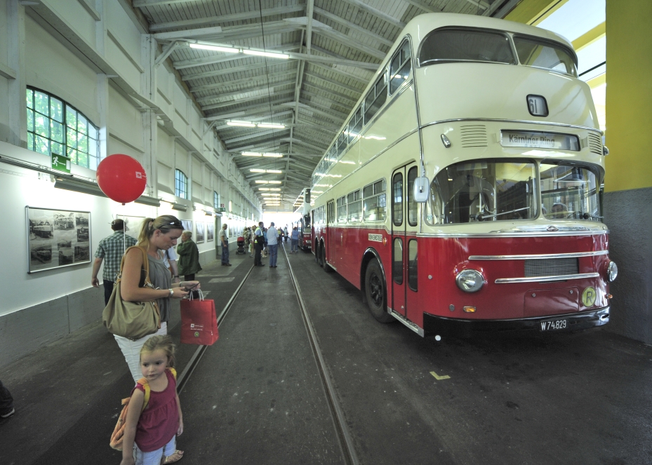 Das Straßenbahnmuseum in der Erdbergstraße stand heuer ganz im Zeichen des Tramwaytages. Das Museum mit seinen rund 100 Originalfahrzeugen feiert heuer sein 25 jähriges Bestehen und war heute Schauplatz für alle Öffi-Liebhaber und Interessierte. Rund 7500 BesucherInnen waren am 27. Tramwaytag - im weltgrößten Straßenbahnmuseum dabei.