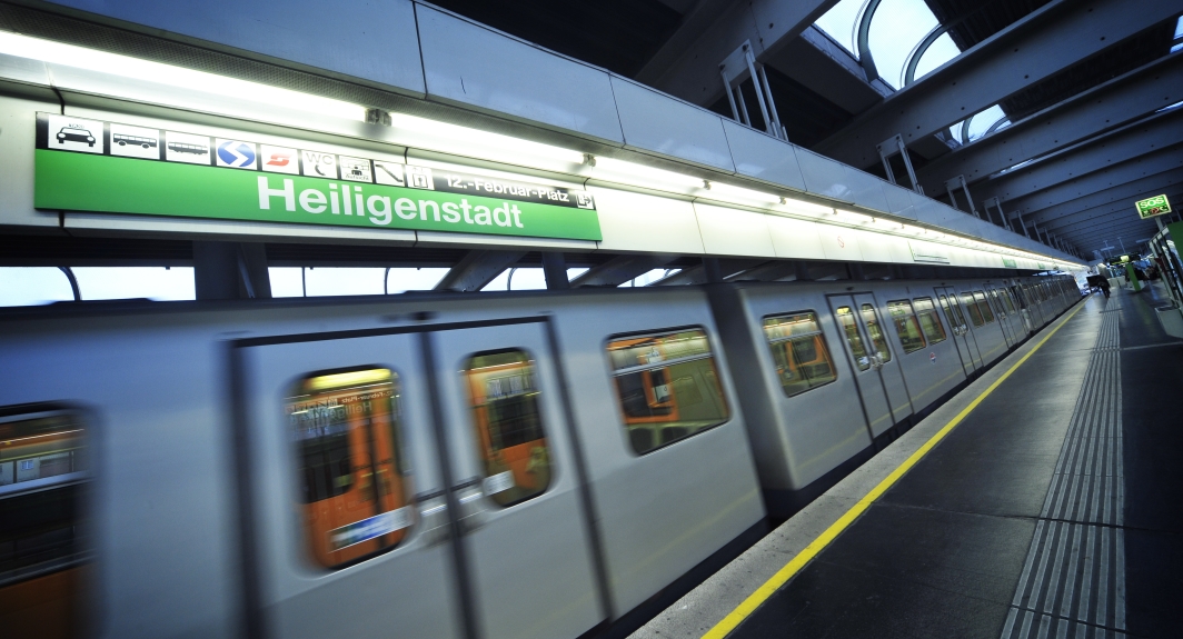 U-Bahn Zug der Linie U4 beim Halt in der Endstation Heiligenstadt.