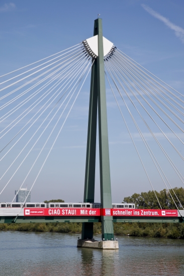 Ein Werbeplakat der Wiener Linien auf der Donaustadtbrücke macht Autofahrer auf der benachbarten Südosttangente auf die rasche U2-Verbindung von der Donaustadt ins Stadtzentrum aufmerksam.