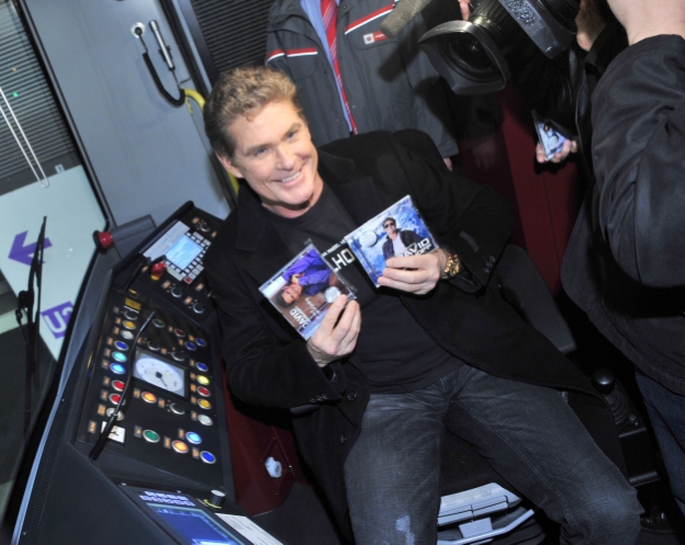 'Nightrider' David Hasselhoff präsentiert seine neue CD in einem V-Zug der Wiener U-Bahn.