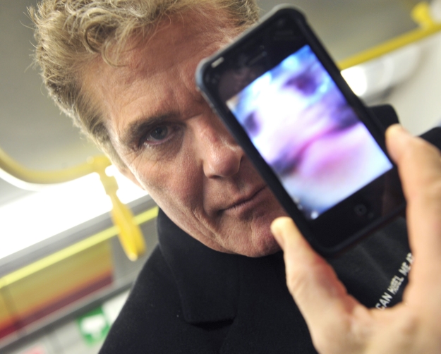 'Nightrider' David Hasselhoff präsentiert seine neue CD in einem V-Zug der Wiener U-Bahn.