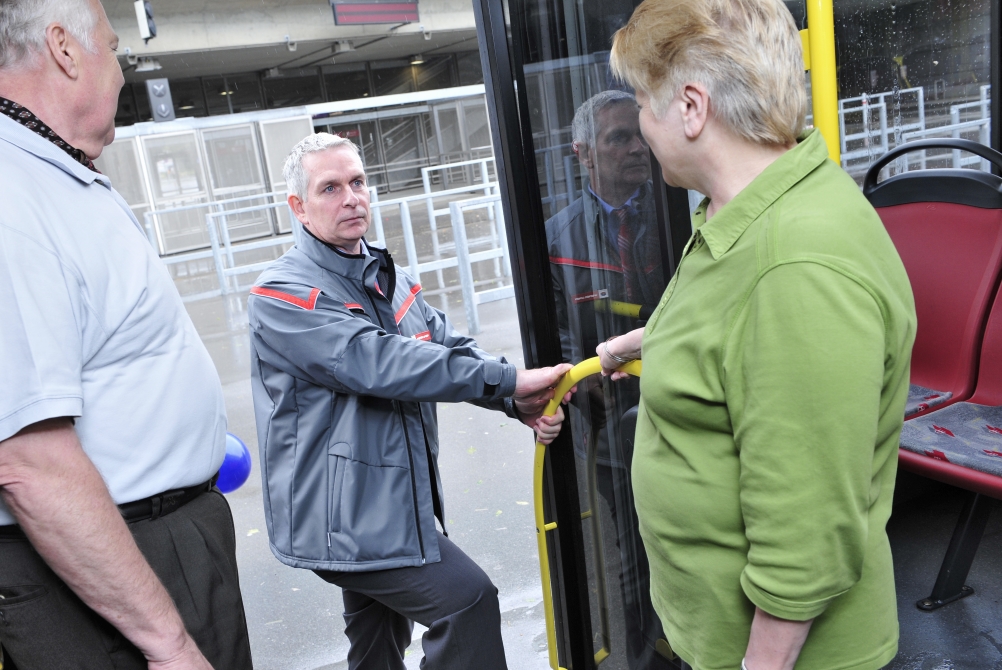 Der Sicherheitstag der Wiener Linien mit unterschiedlichen Themen bei der Station Stadion. Hinweise für ältere Fahrgäste für die sichere Benutzung der Autobusse.