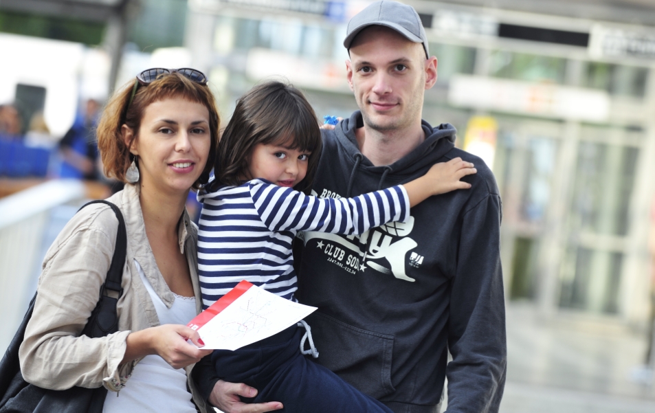 Mutter und Vater mit Kind im Bereich der Station Westbahnhof.