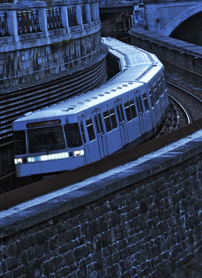 U-Bahn Zug der Linie U4 auf offener Strecke nahe der Station Pilgramgasse.