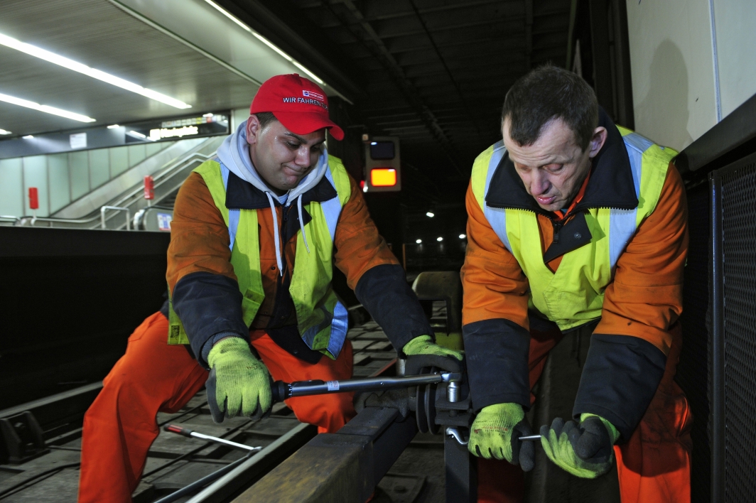 Nächtliche Wartungsarbeiten der Wiener Linien entlang der Strecke der U4.